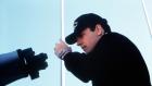 J.A.G. - Im Auftrag der Ehre - Harm Raab (David James Elliott) macht mit dem Fernglas eine folgenschwere Entdeckung ... © CBS Television
