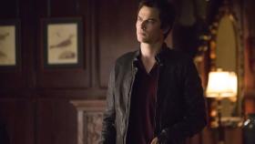 Vampire Diaries - Wird Damon (Ian Somerhalder) dem rachsüchtigen Enzo wirklich einen Gefallen tun? © Warner Brothers Vampire Diaries - Wird Damon (Ian Somerhalder) dem rachsüchtigen Enzo wirklich einen Gefallen tun? © Warner Brothers