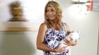 90210 - Jen hat keine Ahnung wie sie mit ihrem frisch geborenen Baby umgehen soll. Da das Debbies (Lori Loughlin) Stärke ist, und Jen sie unbedingt braucht, spielt Debbie ihre Trümpfe aus ? © 2010 The CW Network. All Rights Reserved.
