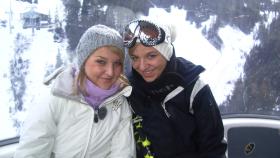 sixx doku - Neben der Spur! Einkehrschwung zum Pistenrausch: Julia (r.) und Theresa (l.) aus München wollen unbedingt auf die Piste - vor allem am Abend, wenn in "Nikis Stadl" der Bär steppt ... © SAT.1