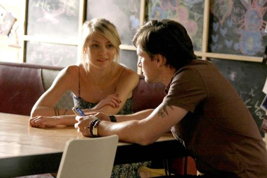 Gossip Girl - Rufus (Matthew Settle, r.) lernt in der Galerie eine nette Frau kennen. Allerdings weiß er nicht, wie er dies seiner Tochter Jenny (Taylor Momsen, l.) beibringen soll ... © Warner Brothers