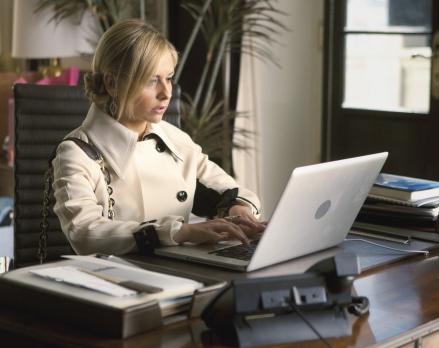 Ringer - Siobhan (Sarah Michelle Gellar) hat sich Zugriff zu Andrews Büro verschafft, um wichtige Daten aus seinem Computer zu kopieren ... © 2011 THE CW NETWORK, LLC. ALL RIGHTS RESERVED