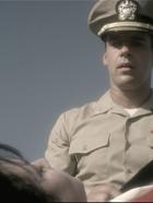 J.A.G. - Im Auftrag der Ehre - Die Ähnlichkeit zwischen Mackenzie und der Ermordeten (Catherine Bell, unten) macht auch Harm Raab (David James Elliott, oben) zu schaffen. © CBS Television