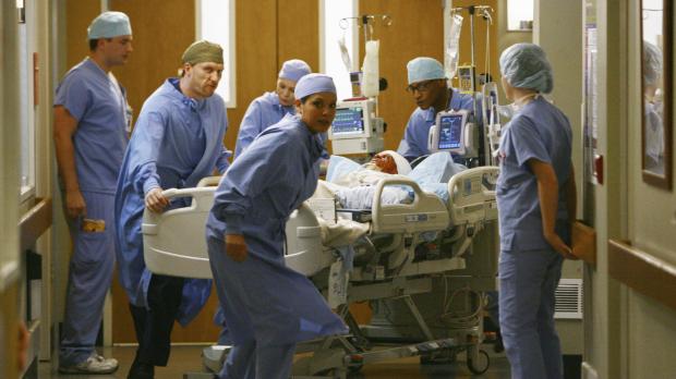 Touchstone Television Ein Unfallopfer (T. R. Knight, liegend) beschäftigt Owen (Kevin McKidd, 2.v.l...