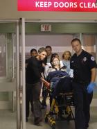 Private Practice - Nachdem Violet (Amy Brenneman, liegend) von Katie angegriffen wurde, bringt sie Pete (Tim Daly, vorne r.) ins Krankenhaus. Naomi (Audra McDonald, hinten l.), Cooper (Paul Adelstein, hinten M.) und Charlotte (KaDee Strickland, hinten r.) machen sich große Sorgen um sie ... © ABC Studios