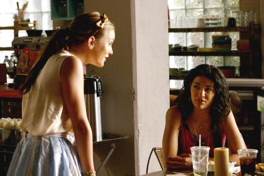Gossip Girl - Krisensitzung: Blair (Leighton Meester, l.) und Vanessa (Jessica Szohr, r.) haben ein Problem mit Catherine - Stiefmutter von Marcus und Nates Affäre ... © Warner Brothers