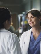 Grey's Anatomy - Die jungen Ärzte - Während Cristina (Sandra Oh, l.) versucht Meredith (Ellen Pompeo, r.) etwas wichtiges zu erzählen, betreut Lexie einen Patienten, der an starker Migräne leidet, und entlässt ihn mit einem Schmerzmittel, allerdings mit fatalen Folgen ... © ABC Studios
