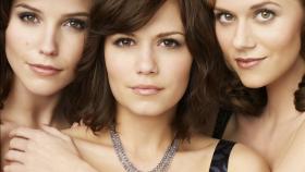(5. Staffel) - Erleben gemeinsam Höhen und Tiefen: Brooke Davis (Sophia Bush, l.), Haley James Scott (Bethany Joy Lenz, M.) und Peyton Sawyer (Hilarie Burton, r.) © Warner Bros. Pictures (5. Staffel) - Erleben gemeinsam Höhen und Tiefen: Brooke Davis (Sophia Bush, l.), Haley James Scott (Bethany Joy Lenz, M.) und Peyton Sawyer (Hilarie Burton, r.) © Warner Bros. Pictures