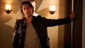 Als Beth erfährt, dass Mick (Alex O'Loughlin) eigentlich ein Vampir ist, weiß sie zunächst nicht, wie sie mit ihm umgehen soll ... © Warner Brothers Als Beth erfährt, dass Mick (Alex O'Loughlin) eigentlich ein Vampir ist, weiß sie zunächst nicht, wie sie mit ihm umgehen soll ... © Warner Brothers