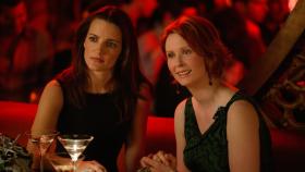 Sex and the City - Während eines gemeinsamen Abendessens klärt Berger Miranda (Cynthia Nixon, r.) und Charlotte (Kristin Davis, l.) über typische männliche Gebaren auf. Unglücklicherweise nimmt sich Miranda dies zu Herzen ... © Paramount Pictures Sex and the City - Während eines gemeinsamen Abendessens klärt Berger Miranda (Cynthia Nixon, r.) und Charlotte (Kristin Davis, l.) über typische männliche Gebaren auf. Unglücklicherweise nimmt sich Miranda dies zu Herzen ... © Paramount Pictures