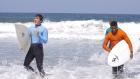 90210 - Liam (Matt Lanter, l.) und Dixon (Tristan Wilds, r.) testen, ob das Surf-Team etwas für sie wäre. © TM &   CBS Studios Inc. All Rights Reserved