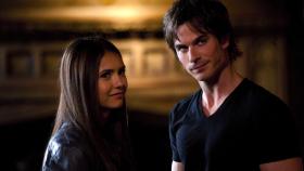 Vampire Diaries - Elena (Nina Dobrev, l.) ist überrascht, dass Stefan ihr nichts von seinem Bruder Damon (Ian Somerhalder, r.) erzählt hat ... © Warner Brothers