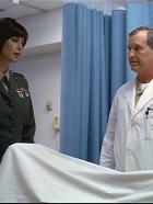 J.A.G. - Im Auftrag der Ehre - Dr. Cannon (Daniel Sapecky, r.) erbittet von Mac (Catherine Bell, l.) die Genehmigung, einem toten Marine Sperma entnehmen zu dürfen. © CBS Television