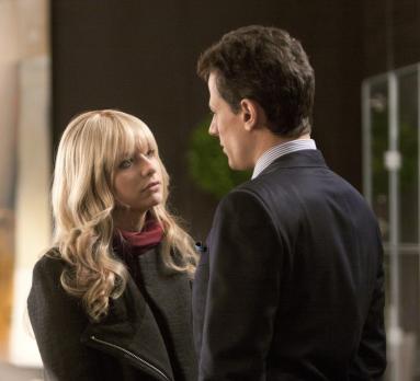 Ringer - Bridget (Sarah Michelle Gellar, l.) macht sich Sorgen um Juliet, die sich äußerst merkwürdig verhält. Andrew (Ioan Gruffudd, r.) ist jedoch davon überzeugt, dass seine Tochter nur Aufmerksamkeit will ... © 2011 THE CW NETWORK, LLC. ALL RIGHTS RESERVED
