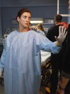 Private Practice - Es steht sehr schlecht um Violet. Während sich Naomi und Addison (Kate Walsh, l.) unm sie kümmern, gerät Pete (Tim Daly, r.) mit Sheldon in Streit ... © ABC Studios