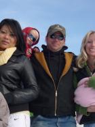 Die strengsten Eltern der Welt - Bei Familie Dahl in Montana werden Anna (l.) und Pisei (3.v.l.) mit Strenge und Disziplin konfrontiert ... © kabel eins