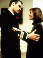 J.A.G. - Im Auftrag der Ehre - Harm Rabb (David James Elliott, l.) bekommt Besuch von der Feministin Bobbi Latham (Anne-Marie Johnson, r.), die ihm nicht sonderlich sympathisch ist. © CBS Television