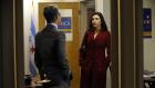 Good Wife - Eli Gold (Alan Cumming, l.) hat eine pikante Nachricht für Alicia Florrick (Julianna Margulies, r.) ... © CBS   2011 CBS Broadcasting Inc. All Rights Reserved.