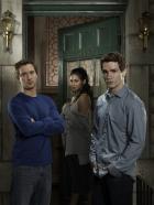 Being Human - (1. Staffel) - Eine ganz besondere Wohngemeinschaft: Vampir Aidan (Sam Witwer, r.), Werwolf Josh (Sam Huntington, l.) und Geist Sally (Meaghan Rath, M.) ... © Syfy Channel