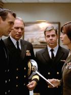 J.A.G. - Im Auftrag der Ehre - Admiral Spencer (John Getz, 2.v.l.) bietet Mac (Catherine Bell) seine seherischen Fähigkeiten bei der Suche nach Chloe an. © CBS Television