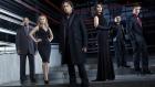 (1. Staffel) - Mick St. John (Alex O'Loughlin, M.) hat es nicht leicht: Er muss sich mit Problemen in der Vampirwelt und mit seiner irdischen Rolle als Detektiv herumschlagen. Nur wenige, seine Ex-Frau Coraline (Shynnyn Sossamon, 2.v.l.), die Reporterin Beth Turner (Sophia Myles, 3.v.r.), der Wertpapierhändler Josef Konstantin (Jason Dohring, 1.v.r.), der Leutnant Carl Davis (Brian J. White, 1.v.l.) und der Pathologie-Assistent Guillermo (Jacob Vargas, 2.v.r.), kennen sein blutiges Geheimnis. © Warner Brothers