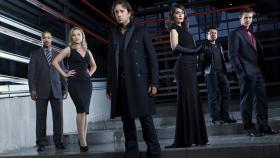 (1. Staffel) - Mick St. John (Alex O'Loughlin, M.) hat es nicht leicht: Er muss sich mit Problemen in der Vampirwelt und mit seiner irdischen Rolle als Detektiv herumschlagen. Nur wenige, seine Ex-Frau Coraline (Shynnyn Sossamon, 2.v.l.), die Reporterin Beth Turner (Sophia Myles, 3.v.r.), der Wertpapierhändler Josef Konstantin (Jason Dohring, 1.v.r.), der Leutnant Carl Davis (Brian J. White, 1.v.l.) und der Pathologie-Assistent Guillermo (Jacob Vargas, 2.v.r.), kennen sein blutiges Geheimnis. © Warner Brothers (1. Staffel) - Mick St. John (Alex O'Loughlin, M.) hat es nicht leicht: Er muss sich mit Problemen in der Vampirwelt und mit seiner irdischen Rolle als Detektiv herumschlagen. Nur wenige, seine Ex-Frau Coraline (Shynnyn Sossamon, 2.v.l.), die Reporterin Beth Turner (Sophia Myles, 3.v.r.), der Wertpapierhändler Josef Konstantin (Jason Dohring, 1.v.r.), der Leutnant Carl Davis (Brian J. White, 1.v.l.) und der Pathologie-Assistent Guillermo (Jacob Vargas, 2.v.r.), kennen sein blutiges Geheimnis. © Warner Brothers