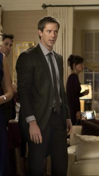 Ringer - Juliets Lehrer, Mr. Carpenter (Jason Dohring), versteht die Welt nicht mehr, als Bridget während einer Party auf ihn losgeht und ihn aus ihrer Wohnung weist ... © 2011 THE CW NETWORK, LLC. ALL RIGHTS RESERVED
