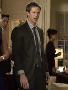 Ringer - Juliets Lehrer, Mr. Carpenter (Jason Dohring), versteht die Welt nicht mehr, als Bridget während einer Party auf ihn losgeht und ihn aus ihrer Wohnung weist ... © 2011 THE CW NETWORK, LLC. ALL RIGHTS RESERVED