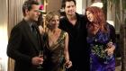 Ringer - Gemma (Tara Summers, r.) erinnert sich an die Silvesterfeier ein Jahr zuvor, auf der sie, Henry (Kristoffer Polaha, 2.v.r.), Siobhan (Sarah Michelle Gellar, 2.v.l.) und Andrew (Ioan Gruffudd, l.) amüsiert haben ... © 2011 THE CW NETWORK, LLC. ALL RIGHTS RESERVED