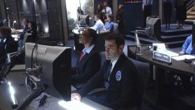 Defying Gravity - Liebe im Weltall - Nach seiner fünfjähriger Ausbildung tritt Maddux (Ron Livingston, r.) zu seinem ersten Weltraumflug an Bord der Antares an ... © 2009 Fox Television Studios.
