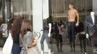 90210 - Liam (Matt Lanter, r.) nimmt einen Job in einer Jeans-Boutique an, wo er mit nacktem Oberkörper als lebende Schaufensterpuppe im Schaufenster stehen muss. Die ganze Schule macht sich über ihn lustig und kommt vorbei. © 2010 The CW Network. All Rights Reserved.