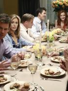 Desperate Housewives - Susan zieht wieder zurück in die Wisteria Lane und ihr zu Ehren veranstalten die Bewohner der Straße eine große Dinnerparty: (v.l.n.r.) Lee (Kevin Rahm), Bob (Tuc Watkins), Lynette (Felicity Huffman), Tom (Doug Savant), Chuck (Jonathan Cake), Bree (Marcia Cross) und Mike (James Denton) ... © ABC Studios