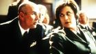 J.A.G. - Im Auftrag der Ehre - Admiral Chegwidden (John M. Jackson, l.) bespricht sich mit Sara Mackenzie (Catherine Bell, r.), die in Vertretung von Harm Rabb die Anklagevertretung übernommen hat. © CBS Television