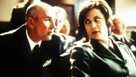 Admiral Chegwidden (John M. Jackson, l.) bespricht sich mit Sara Mackenzie (Catherine Bell, r.), die in Vertretung von Harm Rabb die Anklagevertretung übernommen hat. © CBS Television