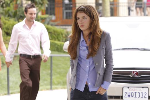 90210 - Annie (Shenae Grimes, r.) wird immernoch von Schuldgefühle wegen ihrer Fahrerflucht geplagt... © TM &   CBS Studios Inc. All Rights Reserved
