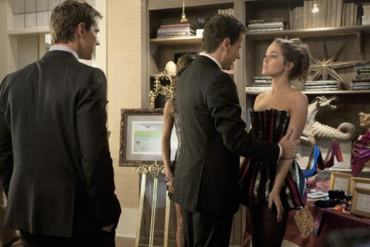 Ringer - Auf einer Party geht Juliet (Zoey Deutch, r.) auf ihren Lehrer Mr. Carpenter (Jason Dohring, l.), der sich auch unter den Gästen befindet, los. Andrew (Ioan Gruffudd, M.) ist entsetzt und weist seine Tochter zurecht. © 2011 THE CW NETWORK, LLC. ALL RIGHTS RESERVED
