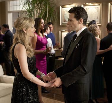 Ringer - Bridgets (Sarah Michelle Gellar, l.) Auktionsparty scheint ein voller Erfolg zu werden und Andrew (Ioan Gruffudd, r.) ist sehr stolz auf sie. © 2011 THE CW NETWORK, LLC. ALL RIGHTS RESERVED
