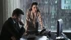 Ringer - Haben Olivia (Jaime Murray, r.) und Andrew (Ioan Gruffudd, l.) Tyler tatsächlich ermorden lassen? © 2011 THE CW NETWORK, LLC. ALL RIGHTS RESERVED