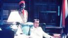 J.A.G. - Im Auftrag der Ehre - Harm Rabb (David James Elliott, r.) ist in der Gewalt des machtbesessenen Botschafters Moshak sowie seines Handlangers Lieutenant Tarzer. © CBS Television