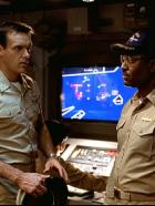 J.A.G. - Im Auftrag der Ehre - Harm (David James Elliott, l.) und Commander Burke (James Pickens jr., r.) machen Jagd auf das gestohlene U-Boot. © CBS Television