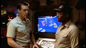 Harm (David James Elliott, l.) und Commander Burke (James Pickens jr., r.) machen Jagd auf das gestohlene U-Boot. © CBS Television Harm (David James Elliott, l.) und Commander Burke (James Pickens jr., r.) machen Jagd auf das gestohlene U-Boot. © CBS Television
