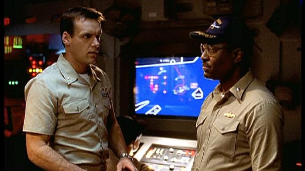 CBS Television Harm (David James Elliott, l.) und Commander Burke (James Pickens jr., r.) ma...