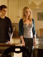 Vampire Diaries - Mit all ihrer Macht versuchen Caroline (Candice Accola, r.) und Stefan (Paul Wesley, l.) Elena bei der Verarbeitung ihres Verlustes zu unterstützen, doch die lehnt jede Hilfe ab ... © Warner Brothers