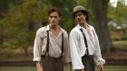 Vampire Diaries - Rückblende: Ein hübsches Mädchen zieht die Aufmerksamkeit von Damon Salvatore (Ian Somerhalder, r.) und seinem Bruder Stefan (Paul Wesley, l.) auf sich ... © Warner Brothers