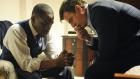 Good Wife - Peter Florrick (Chris Noth, r.) hat schlechte Umfragewerte bei der weiblichen afroamerikanischen Bevölkerung. Da sich daran ändern muss, bringt ihn Eli Gold mit Reverend Isaiah (Gbenga Akinnaghe, l.) zusammen. Dieser ist jedoch von Peters Reue nicht überzeugt ... © CBS Studios Inc. All Rights Reserved.