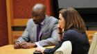 Good Wife - Der Drogenbaron Lemond Bishop (Mike Colter, l.) sucht die Kanzlei Lockhart-Gardner auf, da sich seine Frau scheiden lassen will. Alicia Florrick (Julianna Margulies, r.) will ihn vor Gericht vertreten. © CBS   2011 CBS Broadcasting Inc. All Rights Reserved.