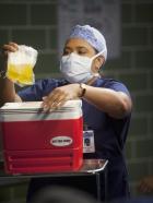 Grey's Anatomy - Die jungen Ärzte - Hat eine neue Technologie für sich entdeckt, noch mehr Studenten gleichzeitig zu unterrichten: Bailey (Chandra Wilson) ... © ABC Studios