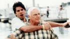 J.A.G. - Im Auftrag der Ehre - Der Drogendealer Branco Mendoza (Nick Corri, l.) hat den alten Navy-Haudegen Artemus Sullivan (Ernest Borgnine, r.) als Geisel genommen und droht, ihn zu erschießen ... © CBS Television