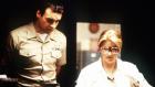 J.A.G. - Im Auftrag der Ehre - Harm Raab (David James Elliott, l.) lernt von Commander Teresa Coulter (Trisha Yearwood, r.), wie man eine genetische Analyse erstellt. © CBS Television