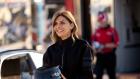 Dr. Dani Santino - Spiel des Lebens - Versucht ihrem Klienten Billy die Angst zu nehmen: Dani (Callie Thorne) ... © 2011 Sony Pictures Television Inc. and Universal Network Television LLC.  All Rights Reserved.